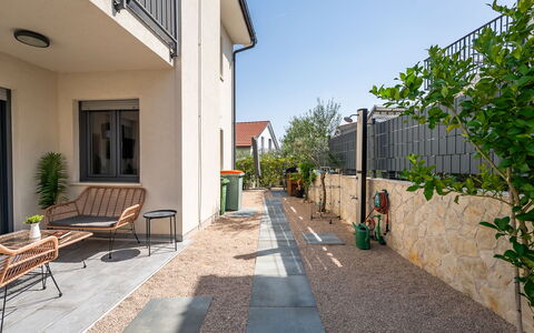 Le Vito: Wohngebiet, Zuhause, Flagstone, Verbundwerkstoff, Garten, Beton, Auffahrt, Schatten, Walkway, Landscaping
