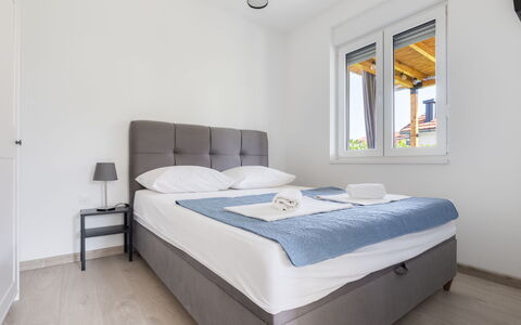 Le Vito: Schlafzimmer, Interior Design, Bett, Möbel, Fussboden, Bedding, Zuhause, Bettdecke, Zimmer, Bettrahmen