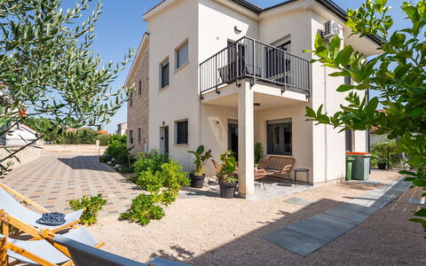 Le Vito: Wohngebiet, Fassade, Haus, Zuhause, Tür, Estate, Schatten, Balkon, Auffahrt, Vorort
