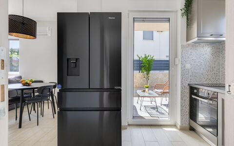 Le Vito: Major Appliance, Küchengerät, Interior Design, Kühlschrank, Flooring, Küche, Haushaltsgerät, Holzboden, Regal, Regale