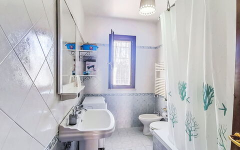 Il Giardino di Anzio: Blau, Badezimmer, Armatur, Flooring, Interior Design, Fussboden, Zapfhahn, Sinken, Installation, Toilette