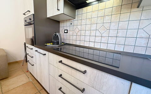Alpamar: Küche, Countertop, Flooring, Herd, Fussboden, Interior Design, Küchengerät, Fliese, Major Appliance, Cabinetry
