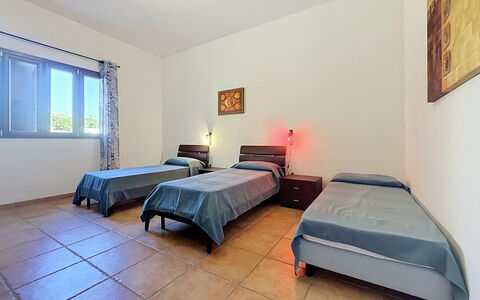 Alpamar: Fussboden, Flooring, Möbel, Decke, Bett, Zimmer, Schlafzimmer, Wohnung, Bettrahmen, Hartholz