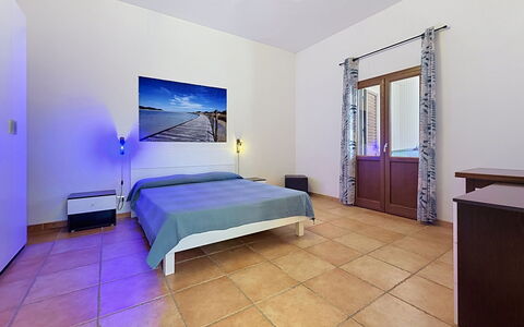 Alpamar: Flooring, Fussboden, Interior Design, Decke, Möbel, Zimmer, Wohnung, Bett, Schlafzimmer, Stuhl