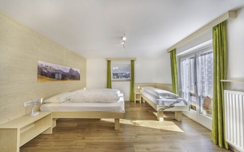Chalet Dumbria Dolomites: Schlafzimmer, Hartholz, Holzbeize, Bett, Bettrahmen, Hotel, Glazialmorphologie, Holzboden, Bedding, Alpen
