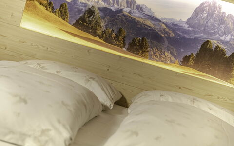 Chalet Dumbria Dolomites: Schlafzimmer, Gebirge, Bedding, Bettdecke, Bett, Linens, Kissen, Bettrahmen, Alpen, Grat