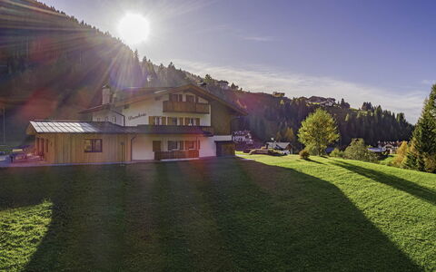 Chalet Dumbria Dolomites: Haus, Zuhause, Hütte, Landschaft, Ländliches Gebiet, Menschliche Siedlung, Bergstation, Steigung, Dorf, Lärche