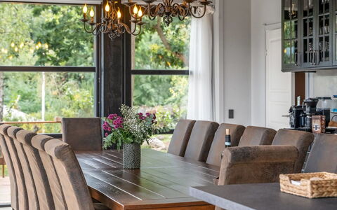 Geeske - 1.1Km from the Sea: Möbel, Interior Design, Holz, Tabelle, Esszimmer, Flooring, Leuchter, Küche & Esszimmer Tisch, Stuhl, Decke