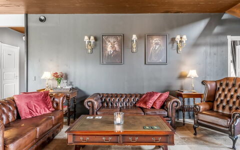 Geeske - 1.1Km from the Sea: Möbel, Interior Design, Wand, Flooring, Couch, Holz, Wohnzimmer, Fussboden, Beleuchtung, Decke