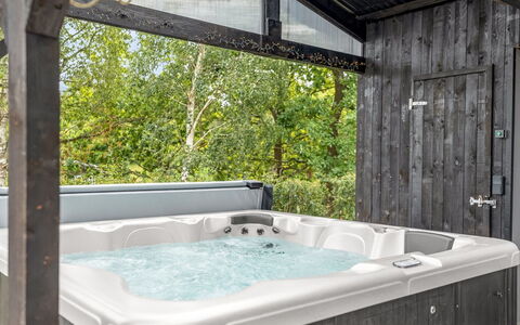 Geeske - 1.1Km from the Sea: Badewanne, Armatur, Installation, Jacuzzi, Natürliches Material, Design, Badezimmer, Hartholz, Zimmerpflanze