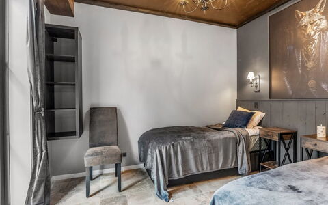 Geeske - 1.1Km from the Sea: Schlafzimmer, Interior Design, Möbel, Holz, Flooring, Fussboden, Decke, Bett, Bettdecke, Beleuchtung