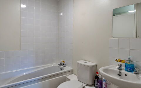 Foxgloves Valley Lodge: Flooring, Fussboden, Armatur, Interior Design, Badezimmer, Installation, Wohnung, Verbundwerkstoff, Badewanne, Zapfhahn