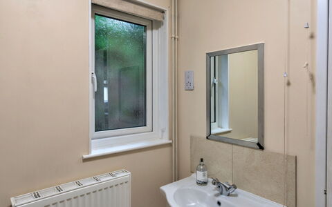 Daisy Valley Lodge: Wand, Armatur, Fussboden, Interior Design, Flooring, Zimmer, Bad Sink, Installation, Zapfhahn, Badezimmer