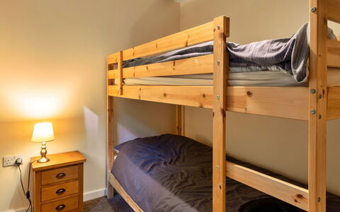 Daisy Valley Lodge: Bett, Schlafzimmer, Holz, Flooring, Bedding, Interior Design, Fussboden, Bettdecke, Möbel, Zimmer