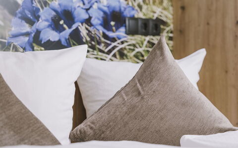 Mayrhofen 44: Kissen, Schlafzimmer, Linens, Dekokissen, Bedding, Bettdecke, Kissen, Textil, Möbel, Bett
