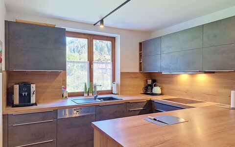 Ferienhaus Lanzinger: Flooring, Countertop, Küche, Holz, Interior Design, Möbel, Cabinetry, Küchengerät, Fussboden, Light Fixture