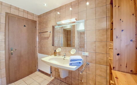 Ferienhaus Lanzinger: Badezimmer, Flooring, Armatur, Interior Design, Fussboden, Bad Sink, Installation, Decke, Zapfhahn, Zimmer