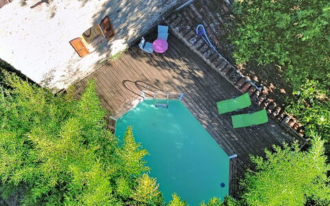 Chateau de la Favède: Schwimmbad, Hinterhof, Resort, Water Feature, Regenschirm