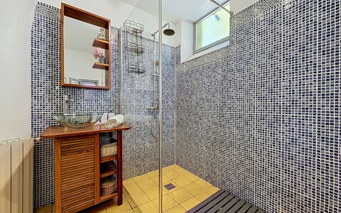 Chateau de la Favède: Badezimmer, Flooring, Armatur, Interior Design, Fussboden, Fliese, Installation, Mosaik, Zapfhahn, Verbundwerkstoff