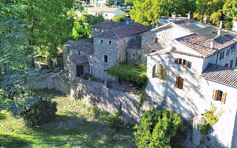 Chateau de la Favède: Gebäude, Wand, Die Architektur, Haus, Ländliches Gebiet, Steinwand, Estate, Schloss, Dorf, Hazienda