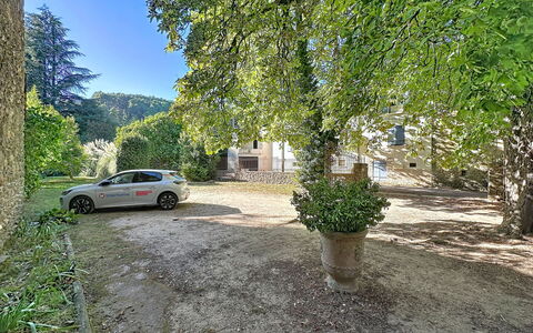 Chateau de la Favède: Baum, Familienauto, Auffahrt, Parkplatz, Luxus-Fahrzeug, City Car, Mittelklasse-Pkw