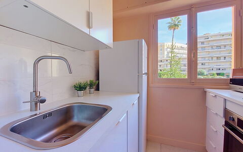 Le Magellan: Möbel, Interior Design, Flooring, Decke, Fussboden, Stuhl, Zimmer, Beleuchtung, Tabelle, Küche & Esszimmer Tisch