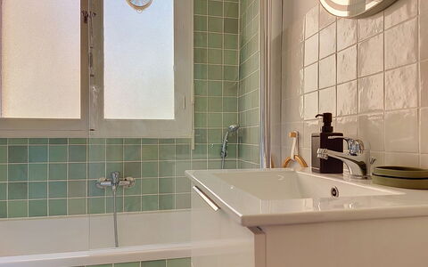 Le Magellan: Möbel, Interior Design, Flooring, Decke, Fussboden, Stuhl, Zimmer, Beleuchtung, Tabelle, Küche & Esszimmer Tisch