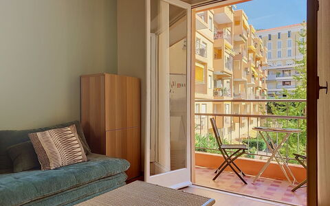 Le Magellan: Möbel, Interior Design, Flooring, Decke, Fussboden, Stuhl, Zimmer, Beleuchtung, Tabelle, Küche & Esszimmer Tisch