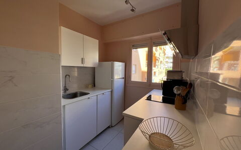 Le Magellan: Major Appliance, Flooring, Fussboden, Küche, Küchengerät, Countertop, Interior Design, Cabinetry, Spüle, Zimmer