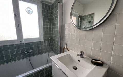 Le Magellan: Armatur, Badezimmer, Wand, Flooring, Fussboden, Interior Design, Zapfhahn, Installation, Sinken, Fliese