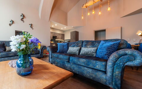Towan Beach: Interior Design, Möbel, Flooring, Couch, Fussboden, Beleuchtung, Wohnzimmer, Zuhause, Decke