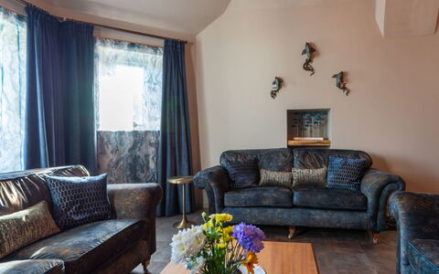 Towan Beach: Möbel, Interior Design, Couch, Wohnzimmer, Zuhause, Fussboden, Zimmer, Dekokissen