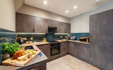Towan Beach: Küche, Countertop, Interior Design, Flooring, Küchengerät, Möbel, Fussboden, Decke, Major Appliance, Cabinetry