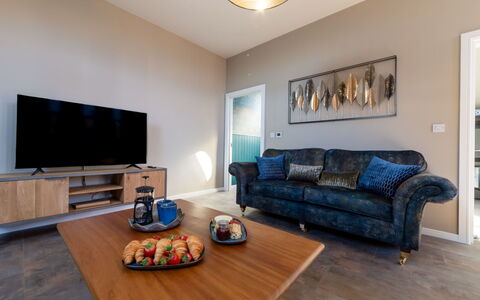 Towan Beach: Interior Design, Möbel, Flooring, Fussboden, Couch, Holz, Decke, Wohnzimmer, Zimmer, Beleuchtung