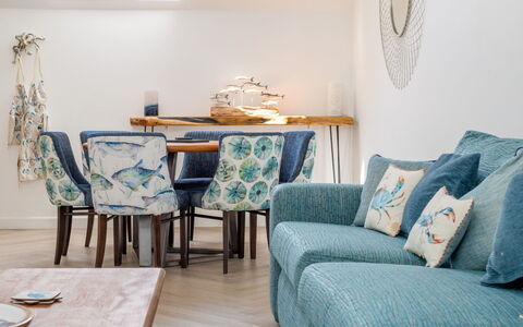 Towan Lobster: Möbel, Blau, Interior Design, Holz, Couch, Flooring, Zimmer, Kissen, Fussboden, Wohnzimmer