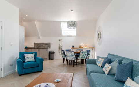 Towan Lobster: Möbel, Interior Design, Flooring, Couch, Fussboden, Zimmer, Decke, Holz, Wohnzimmer, Tabelle