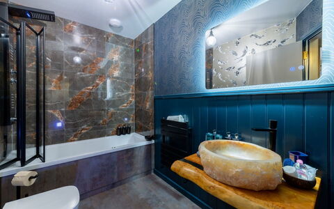 Towan Lobster: Badezimmer, Armatur, Interior Design, Flooring, Bad Sink, Sinken, Badewanne, Zapfhahn, Spiegel, Fussboden