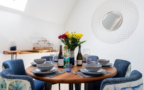 Towan Lobster: Möbel, Blau, Interior Design, Geschirr, Tabelle, Holz, Stuhl, Zimmer, Esszimmer, Textil