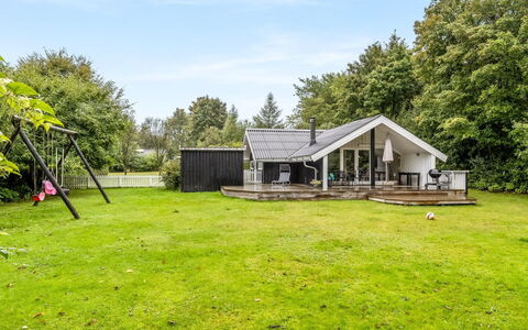 Ejler - 30Km from the Sea: Haus, Zuhause, Dach, Hütte, Rasen, Bauernhaus, Estate, Garten, Schatten, Landscaping