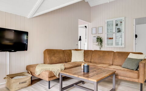 Ejler - 30Km from the Sea: Flooring, Holz, Fussboden, Couch, Möbel, Interior Design, Holzboden, Wohnzimmer, Zuhause, Decke
