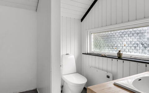 Ejler - 30Km from the Sea: Wand, Holz, Flooring, Decke, Armatur, Fussboden, Interior Design, Installation, Badezimmer, Zapfhahn