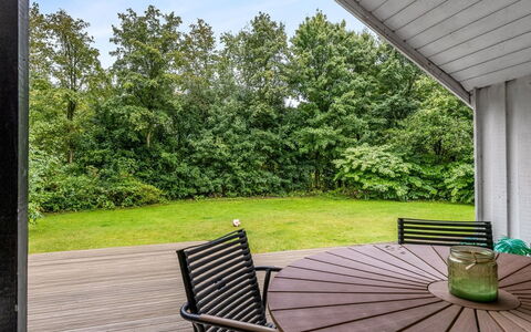 Ejler - 30Km from the Sea: Holz, Strauch, Grundstueck, Garten, Holzboden, Hartholz, Veranda, Deck, Schatten, Gartenmöbel