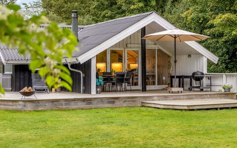 Ejler - 30Km from the Sea: Möbel, Interior Design, Flooring, Decke, Fussboden, Stuhl, Zimmer, Beleuchtung, Tabelle, Küche & Esszimmer Tisch