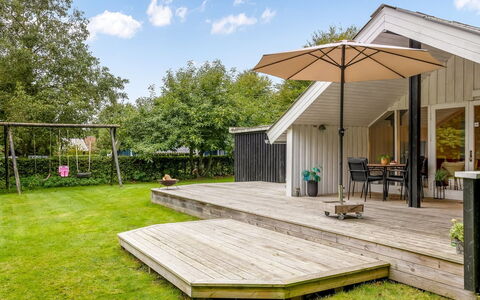 Ejler - 30Km from the Sea: Möbel, Interior Design, Flooring, Decke, Fussboden, Stuhl, Zimmer, Beleuchtung, Tabelle, Küche & Esszimmer Tisch