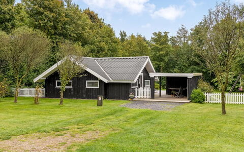Ejler - 30Km from the Sea: Möbel, Interior Design, Flooring, Decke, Fussboden, Stuhl, Zimmer, Beleuchtung, Tabelle, Küche & Esszimmer Tisch