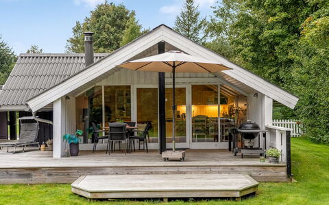 Ejler - 30Km from the Sea: Möbel, Interior Design, Flooring, Decke, Fussboden, Stuhl, Zimmer, Beleuchtung, Tabelle, Küche & Esszimmer Tisch