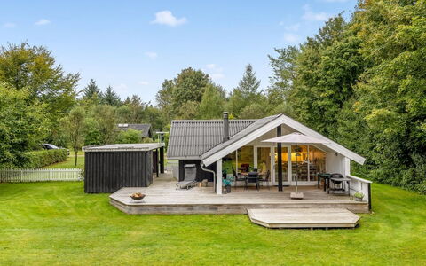 Ejler - 30Km from the Sea: Möbel, Interior Design, Flooring, Decke, Fussboden, Stuhl, Zimmer, Beleuchtung, Tabelle, Küche & Esszimmer Tisch