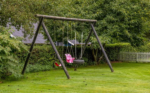 Ejler - 30Km from the Sea: Möbel, Interior Design, Flooring, Decke, Fussboden, Stuhl, Zimmer, Beleuchtung, Tabelle, Küche & Esszimmer Tisch