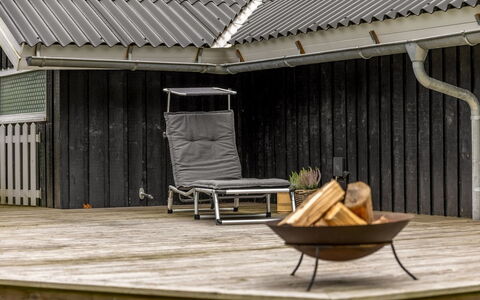 Ejler - 30Km from the Sea: Möbel, Interior Design, Flooring, Decke, Fussboden, Stuhl, Zimmer, Beleuchtung, Tabelle, Küche & Esszimmer Tisch