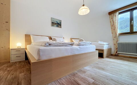 Ferienhaus Christl: Bett, Schlafzimmer, Bettdecke, Interior Design, Holz, Bedding, Fussboden, Flooring, Decke, Zimmer